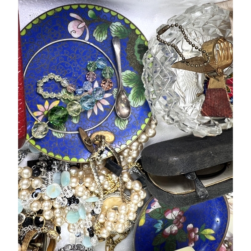 682 - A selection of vintage costume jewellery vintage and later etc&nbsp;
