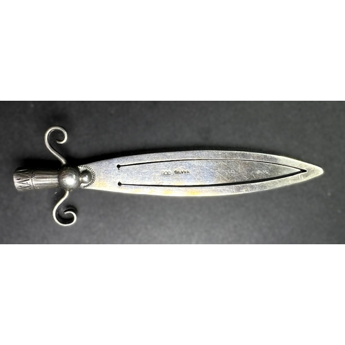 688 - An early 20th century Jumbo elephant stick pin, other costume including white metal and minerals etc