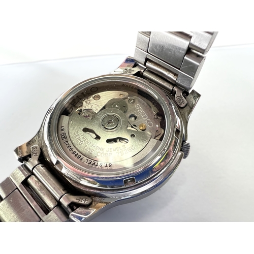 695 - A 'G Shock' divers type watch; a Seiko gents stainless steel wristwatch; a 'Hearkent' gents watch et... 