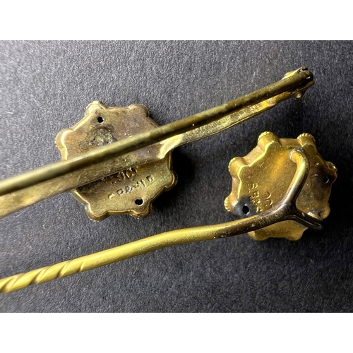 696 - Two 9ct gold items, stickpin and brooch, 2.9gms