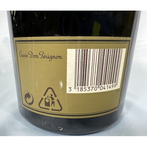 721 - A bottle of Moet & Chandon a Epernay Dom Perignon Champagne vintage 1985