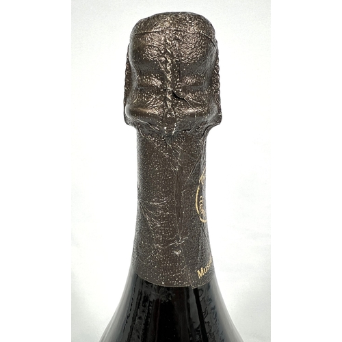 721 - A bottle of Moet & Chandon a Epernay Dom Perignon Champagne vintage 1985