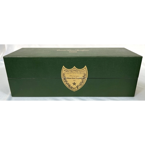 722 - A bottle of Moet & Chandon a Epernay Dom Perignon Champagne vintage 1985, in presentation box