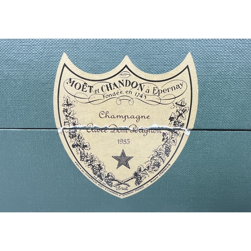 722 - A bottle of Moet & Chandon a Epernay Dom Perignon Champagne vintage 1985, in presentation box