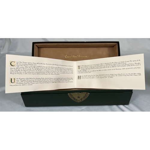 722 - A bottle of Moet & Chandon a Epernay Dom Perignon Champagne vintage 1985, in presentation box