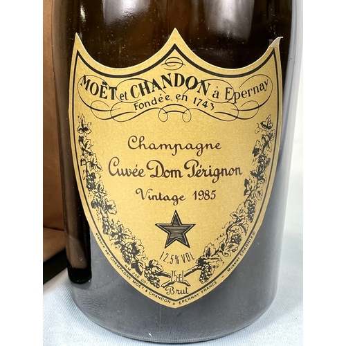 722 - A bottle of Moet & Chandon a Epernay Dom Perignon Champagne vintage 1985, in presentation box