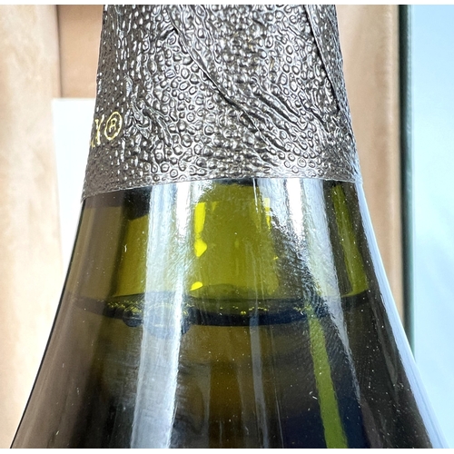 722 - A bottle of Moet & Chandon a Epernay Dom Perignon Champagne vintage 1985, in presentation box