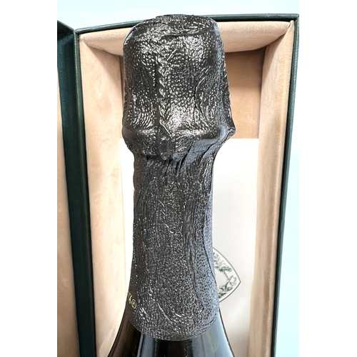 722 - A bottle of Moet & Chandon a Epernay Dom Perignon Champagne vintage 1985, in presentation box