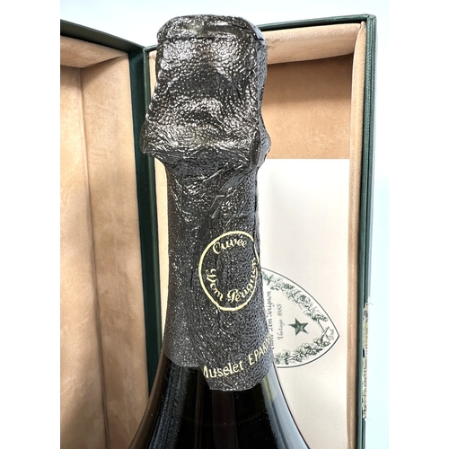 722 - A bottle of Moet & Chandon a Epernay Dom Perignon Champagne vintage 1985, in presentation box