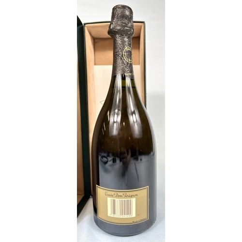 722 - A bottle of Moet & Chandon a Epernay Dom Perignon Champagne vintage 1985, in presentation box