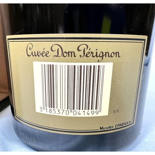 722 - A bottle of Moet & Chandon a Epernay Dom Perignon Champagne vintage 1985, in presentation box