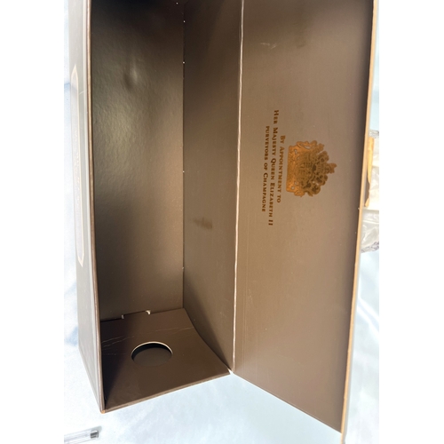 724 - A bottle of Krug Champagne vintage 1981, in presentation box