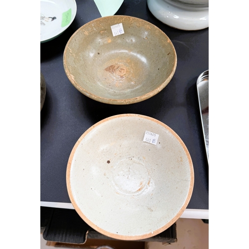 541B - A Chinese Yuan Dynasty 1271-1368AD (Ex Nanking cargo) shallow pottery dish in celadon glaze, dia. 16... 