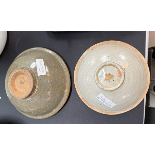 541B - A Chinese Yuan Dynasty 1271-1368AD (Ex Nanking cargo) shallow pottery dish in celadon glaze, dia. 16... 