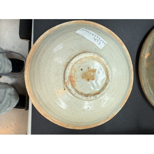541B - A Chinese Yuan Dynasty 1271-1368AD (Ex Nanking cargo) shallow pottery dish in celadon glaze, dia. 16... 