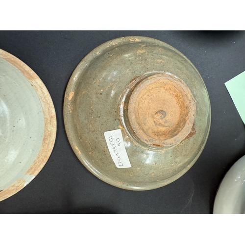 541B - A Chinese Yuan Dynasty 1271-1368AD (Ex Nanking cargo) shallow pottery dish in celadon glaze, dia. 16... 