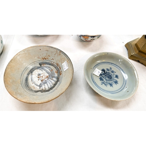 541C - A Ming Dynasty (1368-1464) shallow dish with floral underglaze, blue motif 12cm (hairline crack); a ... 
