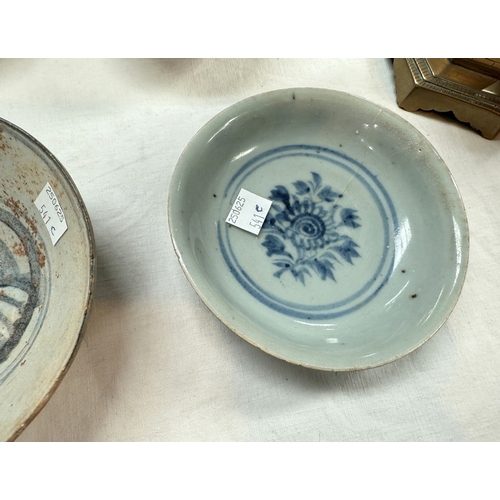 541C - A Ming Dynasty (1368-1464) shallow dish with floral underglaze, blue motif 12cm (hairline crack); a ... 
