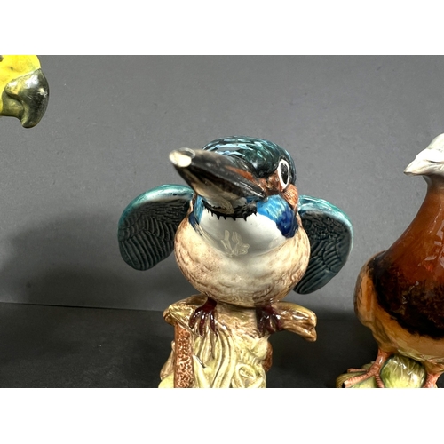 525A - Beswick, figure of a Parakeet, figure of a pigeon, other similar birds a.f