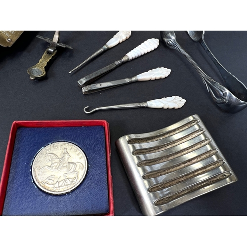 698 - A 1935 crown in specimen case; corkscrews; other collectables