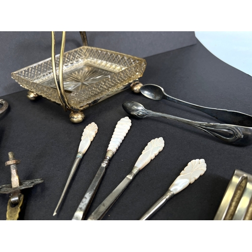 698 - A 1935 crown in specimen case; corkscrews; other collectables