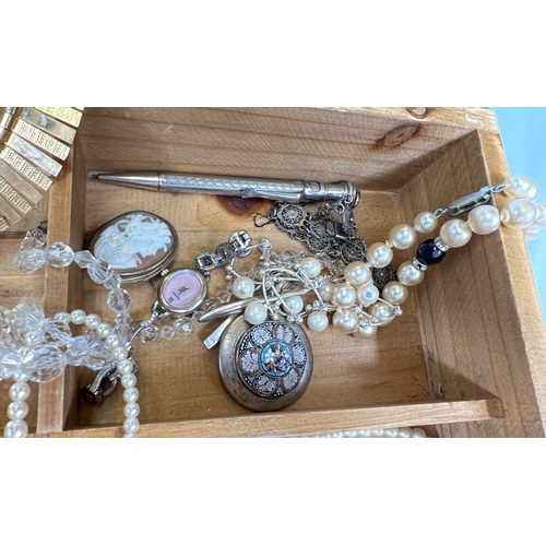 708 - A collection of costume jewellery pearls etc