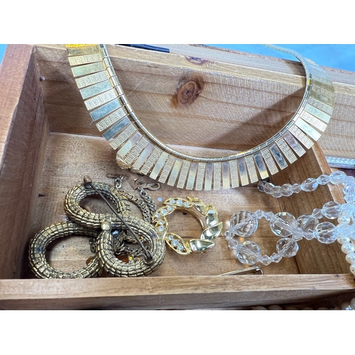 708 - A collection of costume jewellery pearls etc