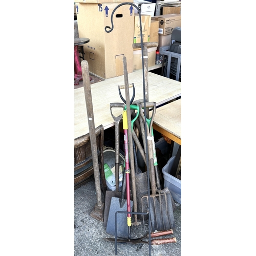189A - A vintage turf cutter, other garden items, adonised buckets etc.