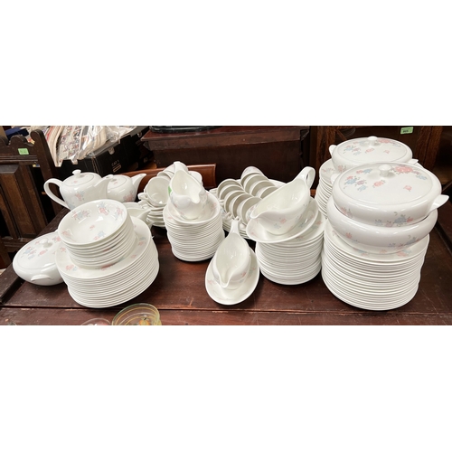 533 - Wedgwood Fragrant Rose, large dinner and tea service, over 100 pieces, tea pot, coffee pot etc.