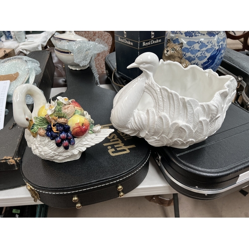 525C - A large ceramic planter in the form of a swan and swan tureen
