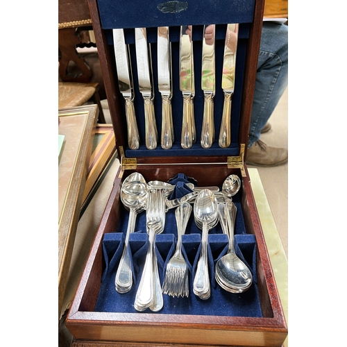 615 - An Elkington silver plated mahogany cased beaded cutlery set; silver plated cutlery etc