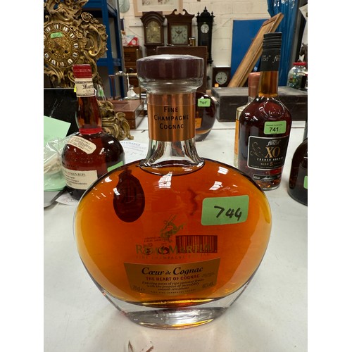 Lot 744       