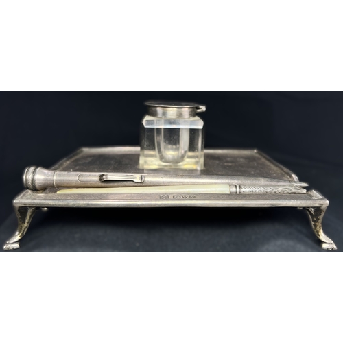535 - A rectangular hallmarked silver ink stand with single bottle and 4 hoof feet, Chester 1913, 4.5ozt, ... 