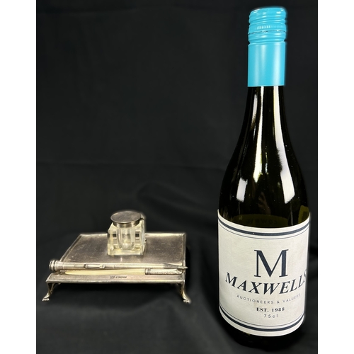 535 - A rectangular hallmarked silver ink stand with single bottle and 4 hoof feet, Chester 1913, 4.5ozt, ... 