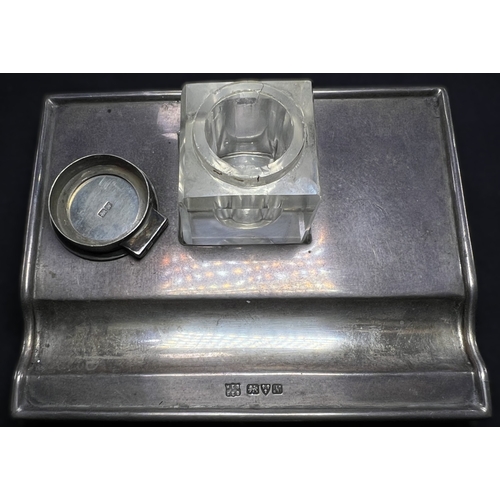 535 - A rectangular hallmarked silver ink stand with single bottle and 4 hoof feet, Chester 1913, 4.5ozt, ... 