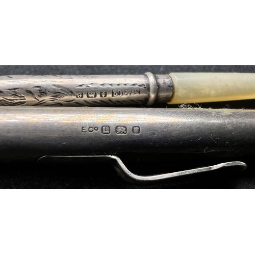 535 - A rectangular hallmarked silver ink stand with single bottle and 4 hoof feet, Chester 1913, 4.5ozt, ... 