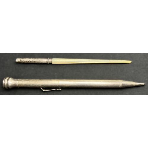 535 - A rectangular hallmarked silver ink stand with single bottle and 4 hoof feet, Chester 1913, 4.5ozt, ... 