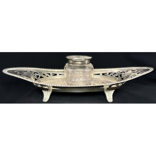 536 - An oval hallmarked silver ink stand with pierced and gadrooned decoration, on 4 scroll feet, Birmngh... 