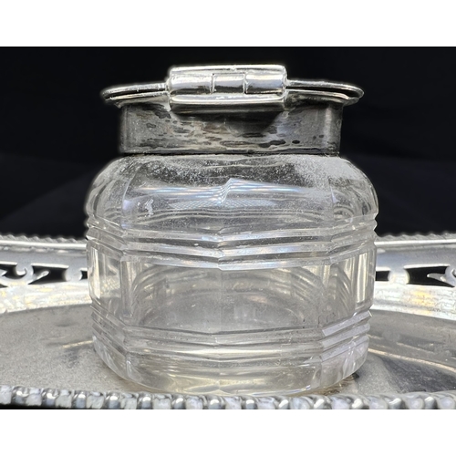 536 - An oval hallmarked silver ink stand with pierced and gadrooned decoration, on 4 scroll feet, Birmngh... 