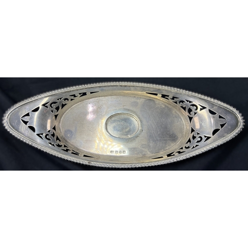 536 - An oval hallmarked silver ink stand with pierced and gadrooned decoration, on 4 scroll feet, Birmngh... 