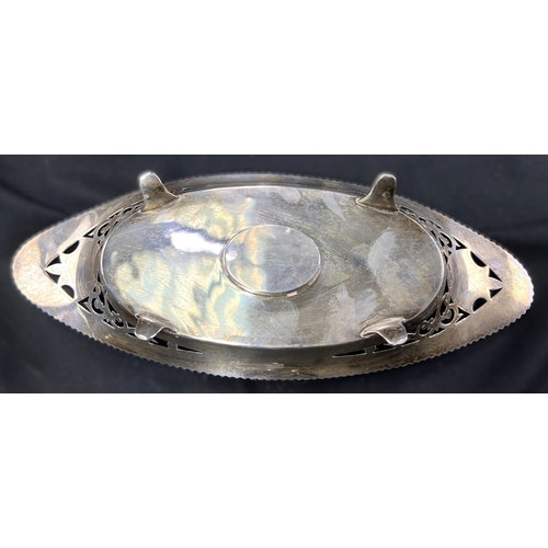 536 - An oval hallmarked silver ink stand with pierced and gadrooned decoration, on 4 scroll feet, Birmngh... 
