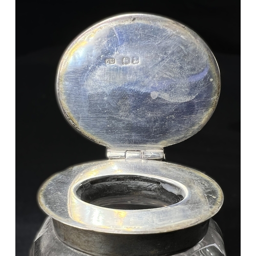 536 - An oval hallmarked silver ink stand with pierced and gadrooned decoration, on 4 scroll feet, Birmngh... 