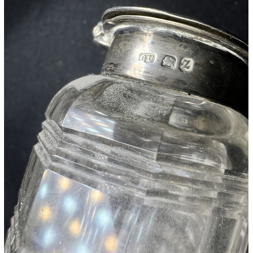 536 - An oval hallmarked silver ink stand with pierced and gadrooned decoration, on 4 scroll feet, Birmngh... 