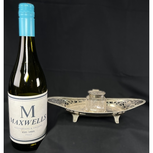 536 - An oval hallmarked silver ink stand with pierced and gadrooned decoration, on 4 scroll feet, Birmngh... 