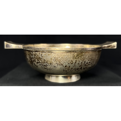 540 - A 2 handled hallmarked silver quaich on circular foot, London 1929, 3.5ozt,