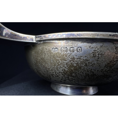 540 - A 2 handled hallmarked silver quaich on circular foot, London 1929, 3.5ozt,