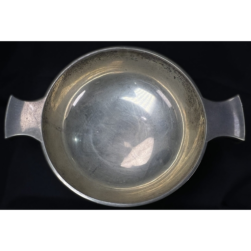 540 - A 2 handled hallmarked silver quaich on circular foot, London 1929, 3.5ozt,