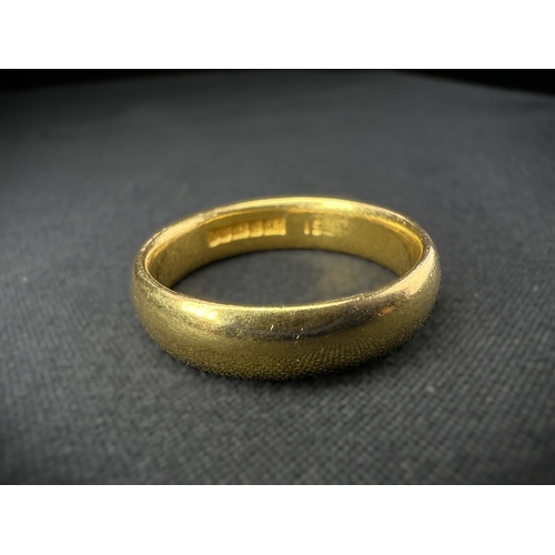 601 - A 22 carat hallmarked gold 'D' shaped wedding band, size M / N, 5.7gm