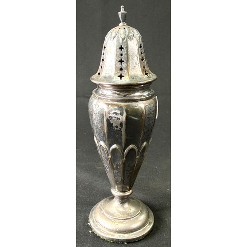 627A - A hallmarked silver sugar dredger with ribbed decoration and weighted pedestal base, Birmingham 1938... 
