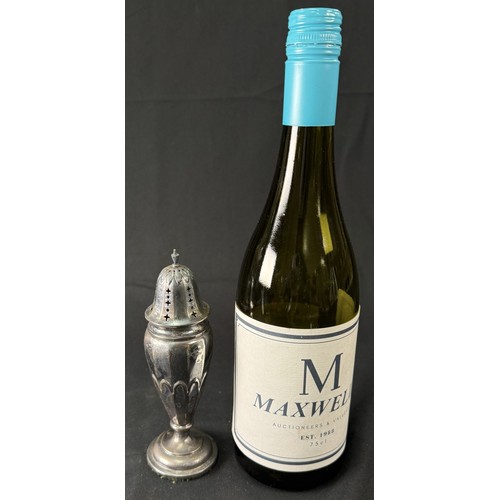 627A - A hallmarked silver sugar dredger with ribbed decoration and weighted pedestal base, Birmingham 1938... 